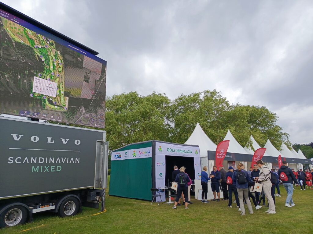 Inflatable mobile golf simulator representing Real Federación Andaluza de Gold provided by UNLIGOLF.