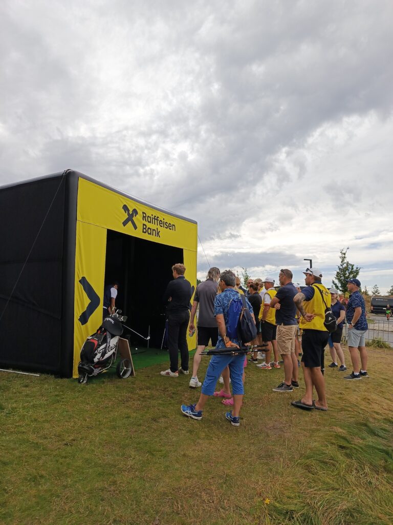 Raiffeisenbank mobilní golfový simulátor na Slovak Penati Open.
